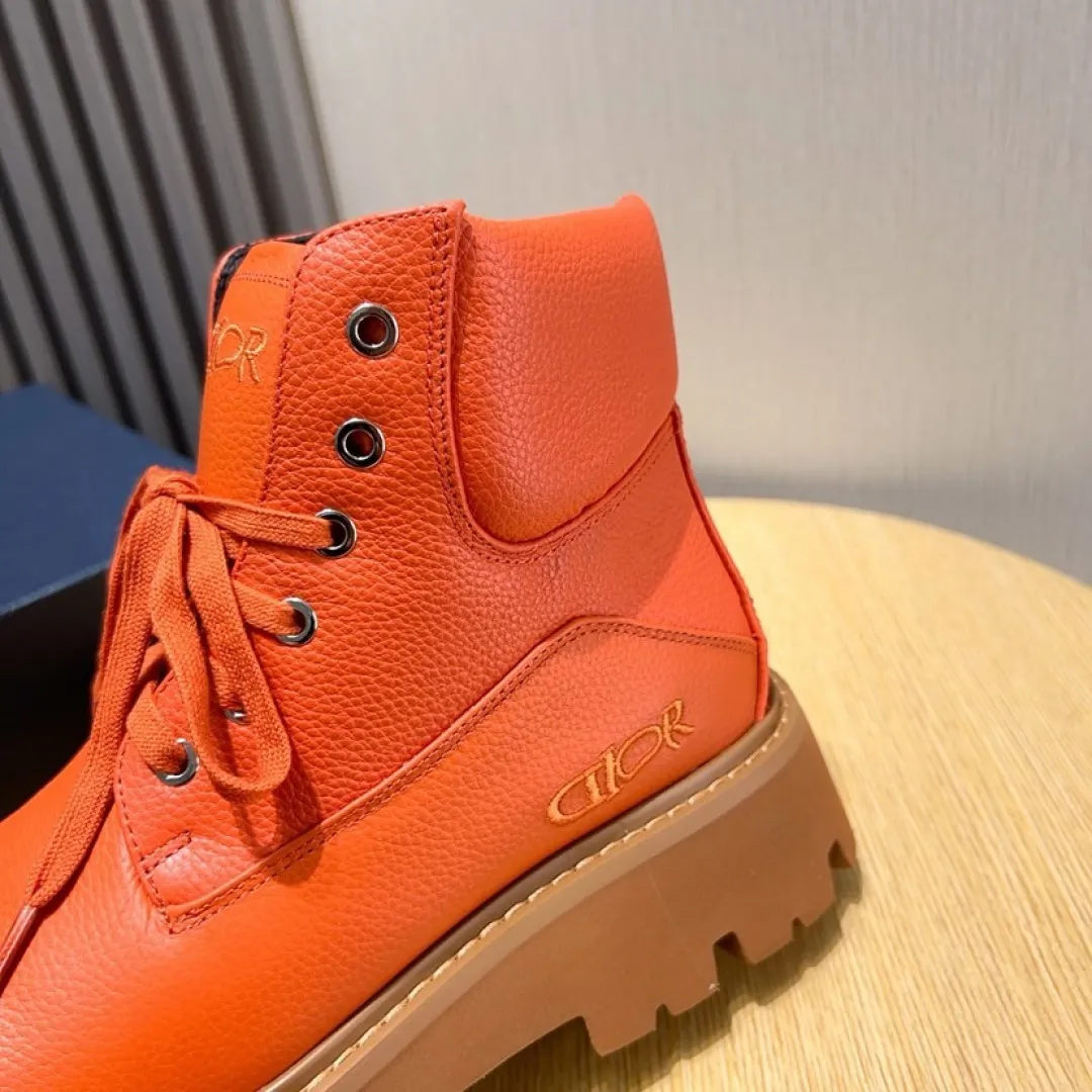 Factory P580💰[Dior] Dior ✨ is online simultaneously👏 This latest popular men's boots for autumn and winter are new products in the series and continue Di*r's classic style. The upper is made of original first-layer cowhide and matched with the original anti-slip and wear-resistant rubber outsole. The rear shoe collar and heel are equipped with brand iconic details to enhance the style. Fashionable and versatile. Create a casual look. Size: 38-44 (45 customized)